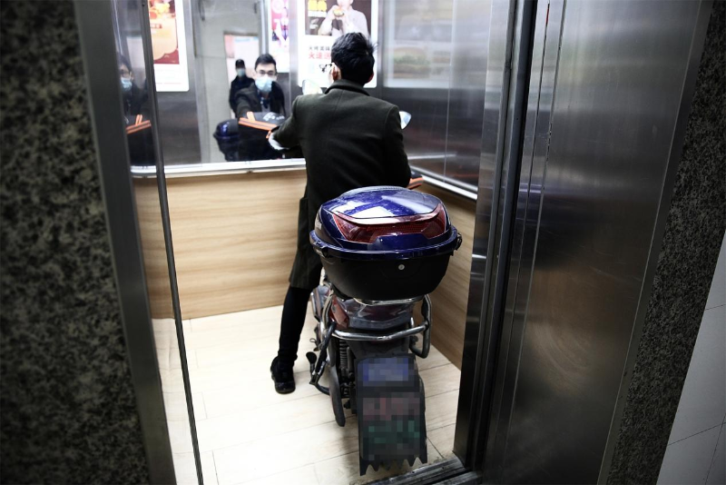警戒攝像機(jī)如何解決電瓶車入電梯？